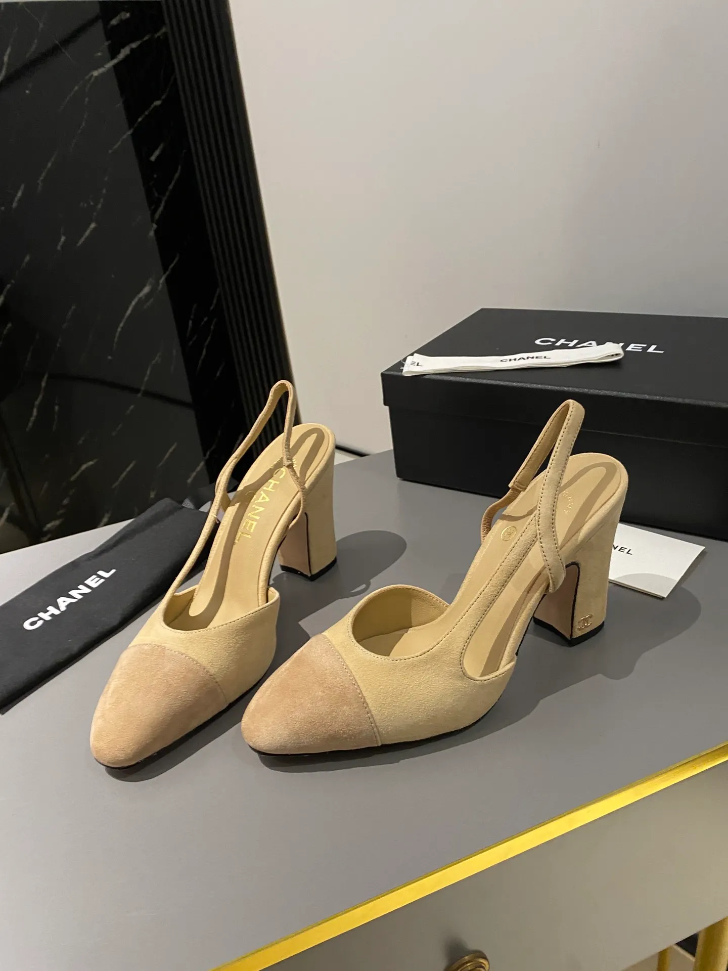 👟👟Ex-factory price 520👟👟 Purchase grade, high-heeled version, Chanel classic slingback sandals. We have been making this model for the past few years. This year, we will re-purchase the version and make a detailed copy again. I found that the upper lines and body comfort of the new version have been slightly adjusted! The brand won't say anything because the overall appearance difference is not big and it doesn't affect wearing. All colors now produced are produced according to the latest styles! What you buy is the latest classic model from the counter, made of imported mixed sheepskin surface material, imported mixed sheepskin, and Italian imported cowhide leather soles! High heels 9.5cm Size: 35-39 Other sizes can be customized (customized sizes 34, 40, 41, 42, 43 are non-refundable and non-exchangeable)